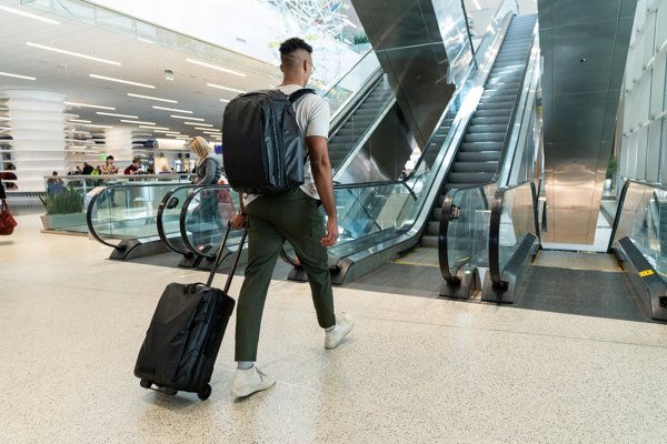 Ταξιδιωτική βαλίτσα Wandrd Transit Carry-On Roller 40 l - μαύρη