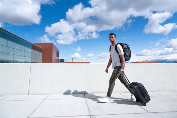 Ταξιδιωτική βαλίτσα Wandrd Transit Carry-On Roller 40 l - μαύρη