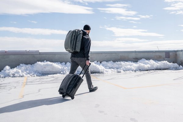 Ταξιδιωτική βαλίτσα Wandrd Transit Carry-On Roller 40 l - μαύρη